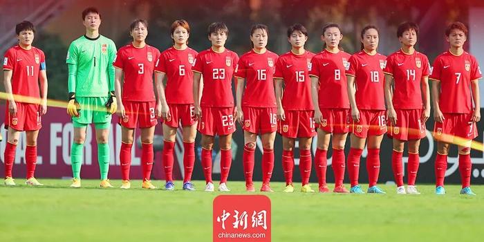  曼城女足三连冠创历史，男足众星到场祝贺  