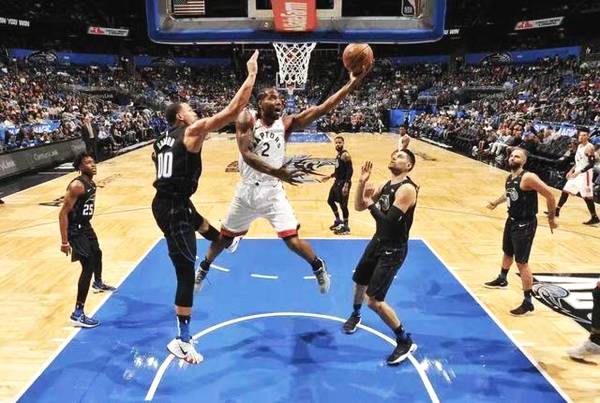 NBA凯尔特人加时争议三分绝杀雄鹿终结七连胜登顶引热议