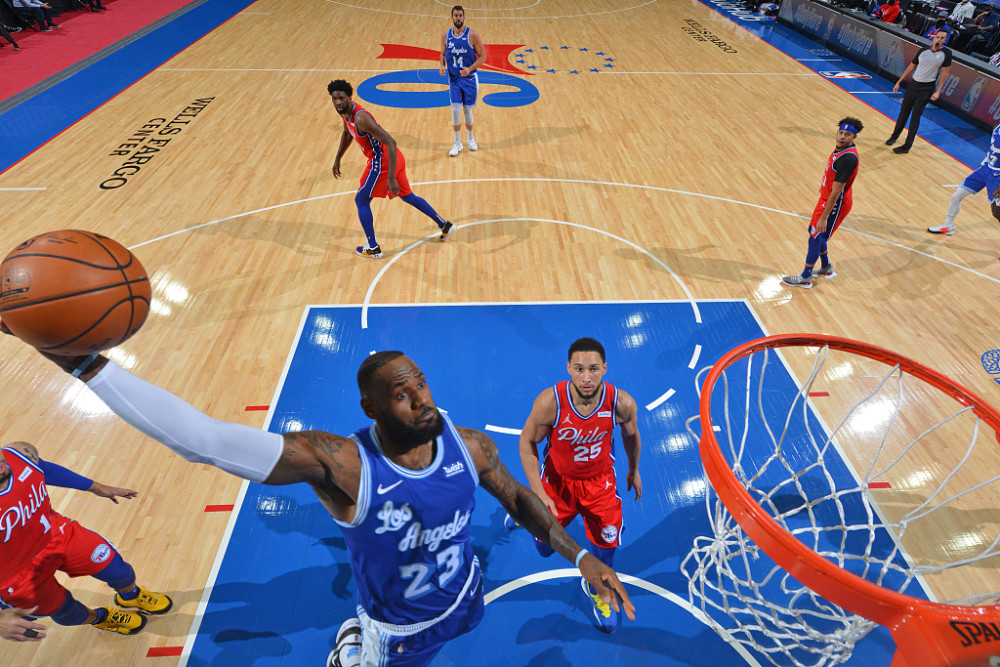 NBA湖人加时争议三分绝杀勇士终结五连胜登顶西部引热议